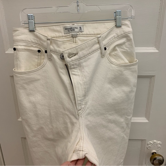 Abercrombie Cream / White 90s Curve Love Ultra High Rise Straight Jean, Size 30 - Picture 7 of 7
